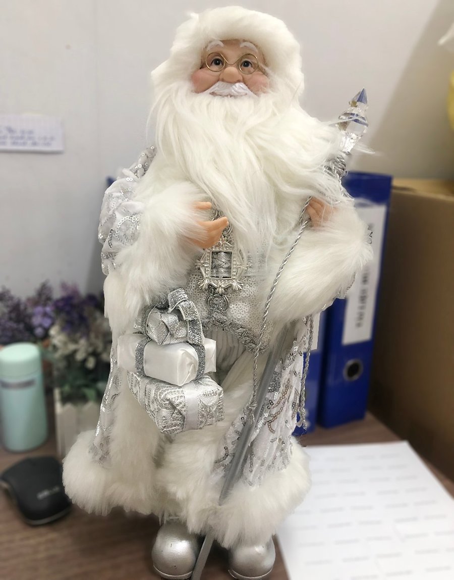 Mô hình ông già noel bạc và những túi quà