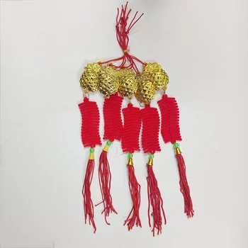 Set aus 5 Seilen, an denen rote Feuerwerkskörper und goldene Ananas für Tet-Dekoration hängen