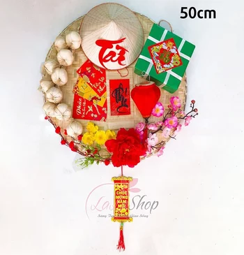 Konische Hüte mit Banh Chung und Aprikosen-Pfirsichblüte für Tet-Dekoration