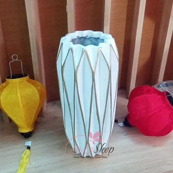 Bình hoa cao 36 cm bằng vải tổng hợp màu trắng cổ điển với các sọc khối