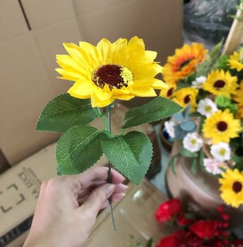Künstliche Sonnenblumenzweige für die Heimdekoration