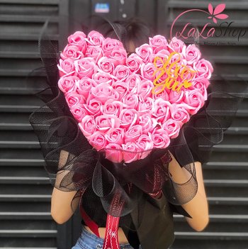Blumenstrauß aus 35 Herzrosen mit Liebeszeichen