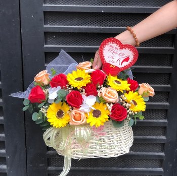 Giỏ hoa sáp thơm màu sắc đẹp