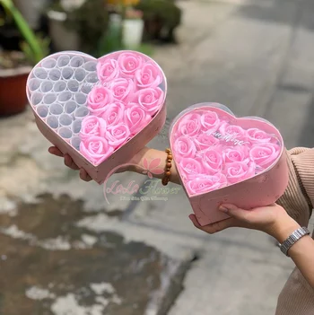 Romantische Wachsblumen-Geschenkbox mit rosa Herzen, Geld, Karte und LED-Licht (2)