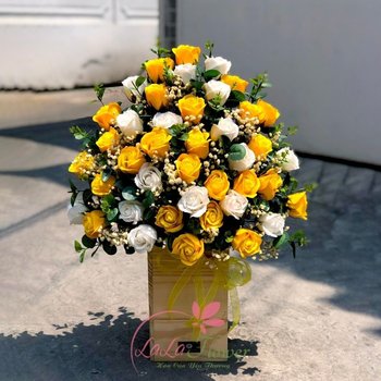 Korb mit duftenden Rosen auf dem Tisch Gold-Weiß