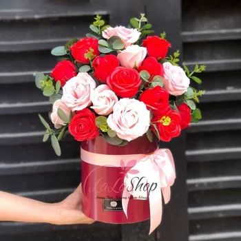 Hộp hoa sáp thơm để bàn sắc đỏ hồng xinh