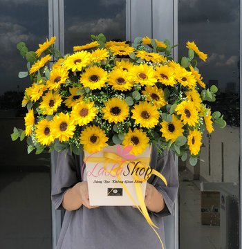 Große Vase mit Sonnenblumen aus Wachs für eine schöne Wohnzimmerdekoration