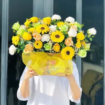 Lẵng hoa sáp thơm để bàn sắc vàng và lá xanh
