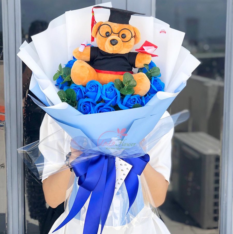 Bó hoa hồng sáp kèm gấu bông tốt nghiệp xanh dương
