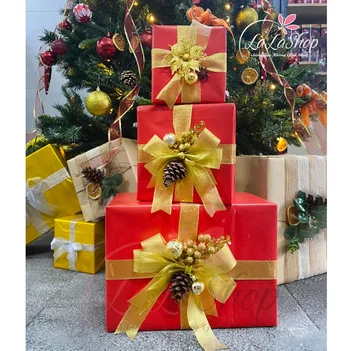 3er-Set weihnachtliche Geschenkboxen mit roten Weihnachtssternen, geschmückt mit Weihnachtsbäumen als Geschenk - Modell 6