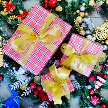 Set mit 3 Geschenkboxen aus kariertem Papier mit goldenen Schleifen