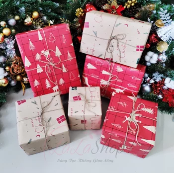 Set mit 6 strukturierten Geschenkboxen mit Weihnachtsbaum