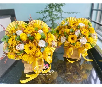Korb mit glücklichen gelben Sonnenblumen Modell 6