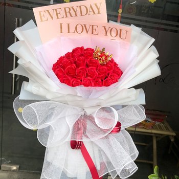 Bó 40 bông hồng sáp đỏ tươi kèm thiệp và vương miện