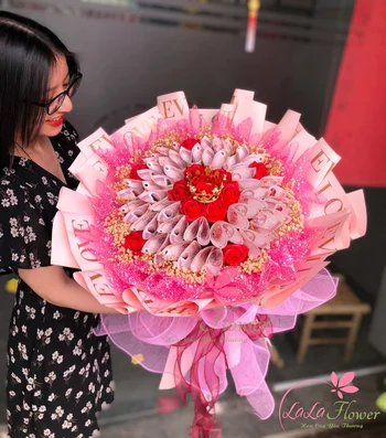 Bouquet aus 50.000 Banknoten gemischt mit süß duftenden Wachsblumen