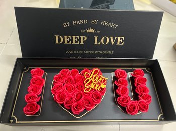 Schachtel mit 35 roten Wachsblumen I Love You wird mit Karten und LED-Leuchten geliefert