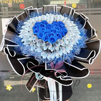 Blumenstrauß aus 20.000 Banknoten, gemischt mit blauen duftenden Wachsrosen