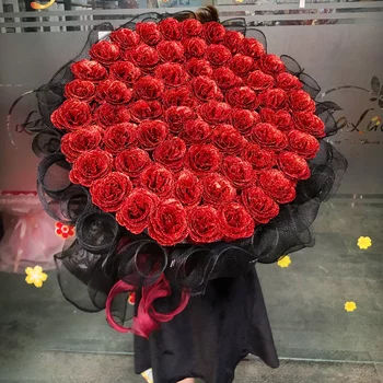 Bó 60 bông hoa hồng kim tuyến sắc đỏ rực rỡ