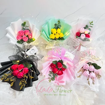 Bouquet aus duftenden Wachsrosen mit 5 bunten Blüten