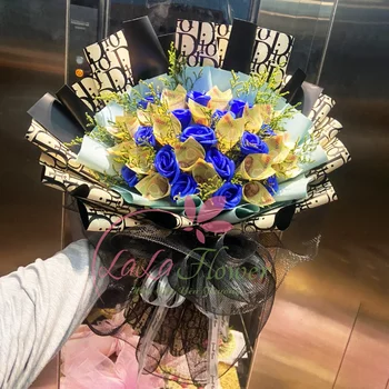 Blumenstrauß aus 10k-Banknoten mit leuchtend blauen Wachsblumen
