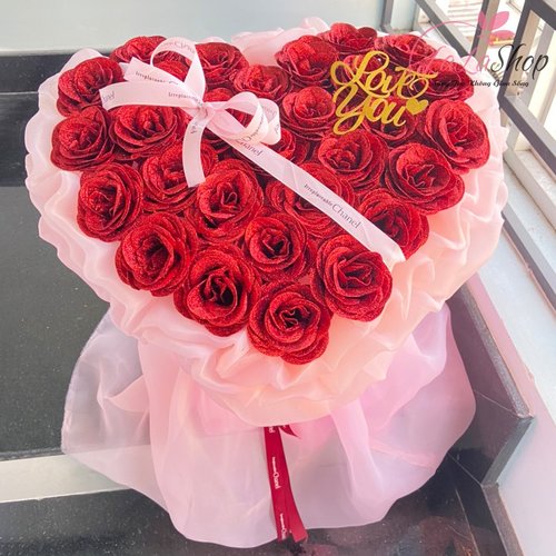 Bó hoa sáp và kim tuyến đính trên một trái tim đỏ lung linh, đây chắc chắn là món quà lãng mạn tuyệt vời cho người yêu của bạn. Hãy thưởng thức món quà này và cảm nhận được tình yêu thắm thiết của bạn dành cho người ấy.